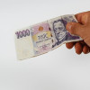 58895-01-okamzita-osobni-pujcka-person-holding-1000-koruna-banknote-600nw-2640640447.jpg