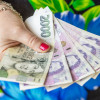 59235-01-spolehlive-a-okamzite-pujcky-republique-tch-que-une-femme-tient-dans-sa-main-des-billets-en-koruna-de-grande-confession-concept-financier-et-commercial-392210517.jpg