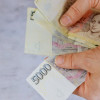 59581-01-rychle-a-okamzite-pujcky-banknot-czech-republic-man-holding-counting-czk-banknotes-259049986.jpg